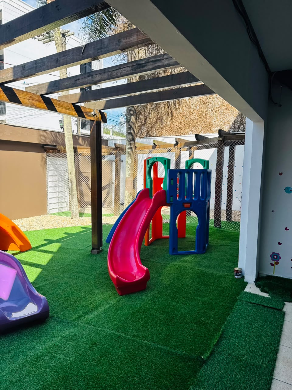 Área de brinquedos ao ar livre com escorregadores
